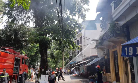 Cháy lớn ở căn biệt thự cổ trên phố Phùng Hưng, 3 cháu nhỏ thoát chết